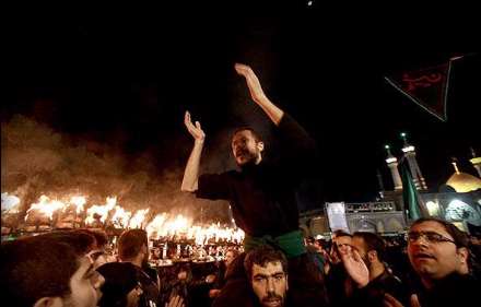 مراسم نمادین مشعل گردانی در قم