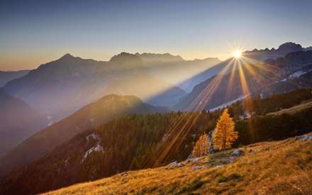 منظره ای از یک کوهستان سرسبز در حال غروب در ایتالیا