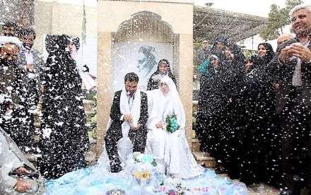 مراسم ازدواج یک زوج دانشجو در جوار مزار شهداء گمنام