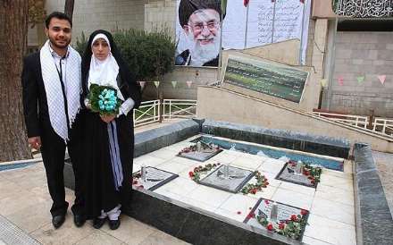 مراسم ازدواج یک زوج دانشجو در جوار مزار شهداء گمنام