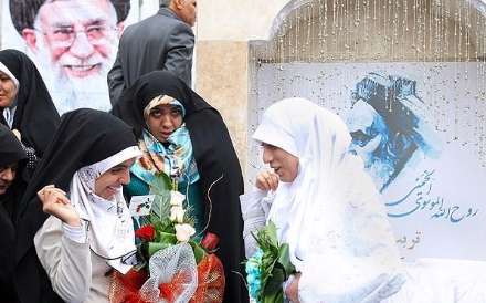 مراسم ازدواج یک زوج دانشجو در جوار مزار شهداء گمنام