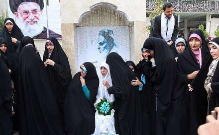 مراسم ازدواج یک زوج دانشجو در جوار مزار شهداء گمنام