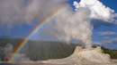 تصویری از تولید بخار یک کوه و رنگین کمان