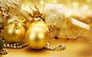 چند توپ شیشه ای و مرواریدهای طلایی برای تزیینات جشن کریسمس