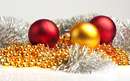 چند توپ شیشه ای رنگی و مرواریدهای طلایی برای تزیینات جشن کریسمس