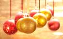 چند توپ شیشه ای طلایی و قرمز برای تزیینات جشن کریسمس
