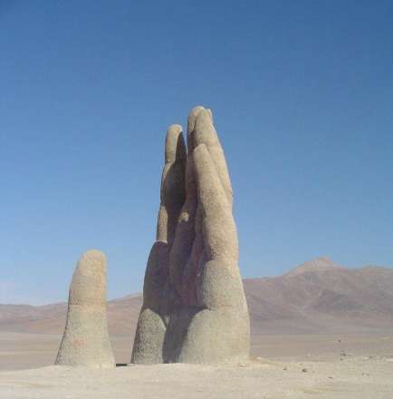 ساخت مجسمه عجیب در بیابان