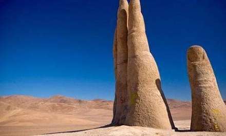 ساخت مجسمه عجیب در بیابان