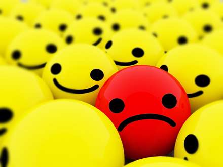 نقاشی دیجیتالی آدمک ناراحت میان آدمکهای خندان