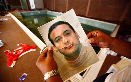 عکس یکی از بستگان قذافی در دست مبارزان