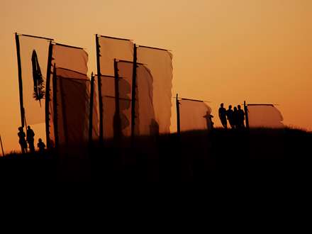 تعدادی از مردم همراه با پرچمهایی بالای تپه در چین