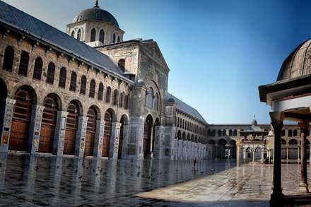 حیاط یک مسجد