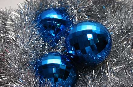 گوی های شیشه ای آبی و آویز های نقره ای