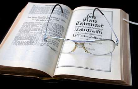 کتاب مقدس و عینک