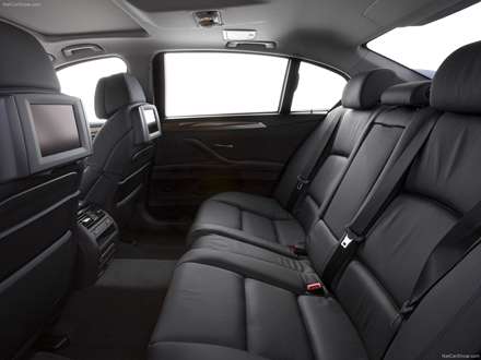 فضای داخلی و صندلیهای عقب بی ام و 528 سری 5 (Long-Wheelbase)