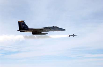 هواپیمای جنگنده اف-۱۵ ایگل (عقاب) F-15 Eagle در حال پرتاب موشک