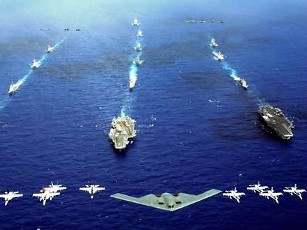 تعدادی هواپيماى جنگنده و ناوشکن و ناو هواپیما بر
