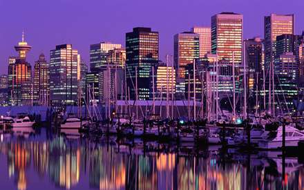 یک بندرگاه و برجهای بلند