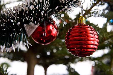 گوی شیشه ای قرمز