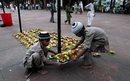 کمک کودکان در اطعام