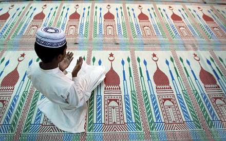 کودکی در حال دعا