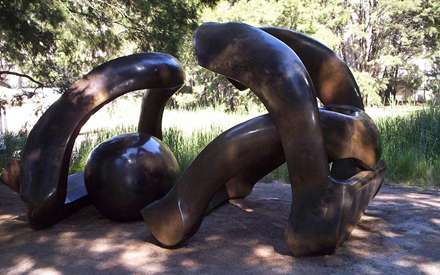 مجسمه ای (تندیس) ساخت هنری مور (Henry moore)