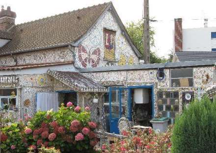 خانه ای ساخته شده از سفال های شکسته