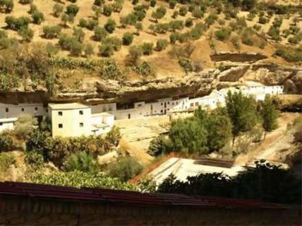 شهری در میان صخره ها