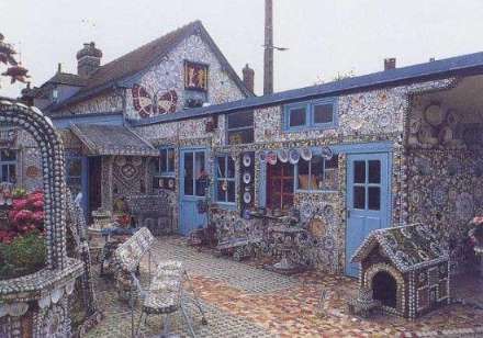 خانه ای ساخته شده از سفال های شکسته