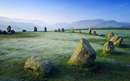 تصوير دشتی سبز و تکه سنگها در انگلستان