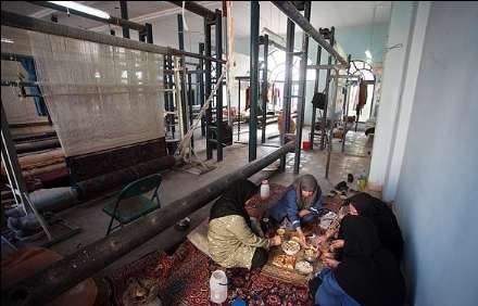 کارگاه قالی بافی سنتی به روایت تصاویر