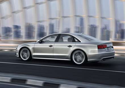 ماشين آئوديs8 (2012 Audi S8) نقره ای