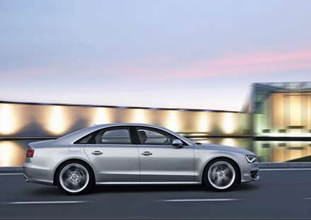 ماشين آئوديs8 (2012 Audi S8) نقره ای