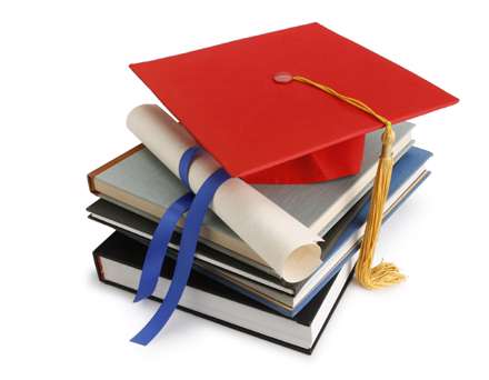 کتابها و کلاه دانشجویی