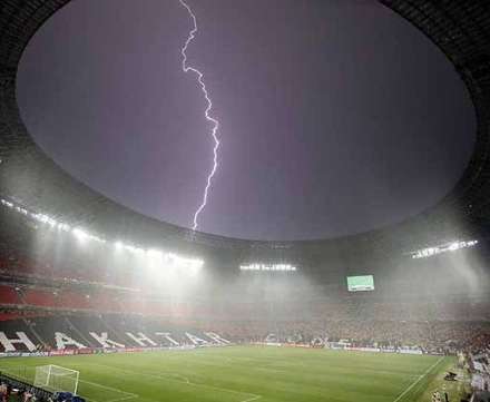 توقف بازی فوتبال به دلیل بارش شدید باران