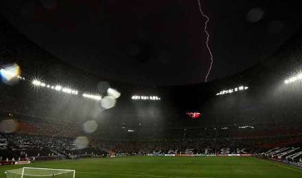 توقف بازی فوتبال به دلیل بارش شدید باران