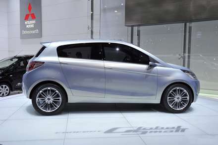 ماشین میسوبیشی نقره ای در نمایشگاه اتومبیل ژنو