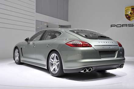 ماشین porsche hybrid نقره ای در نمایشگاه اتومبیل ژنو