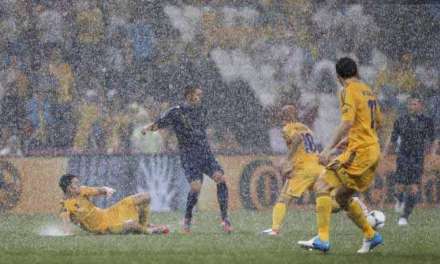 توقف بازی فوتبال به دلیل بارش شدید باران