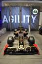 ماشین مسابقه ای سیاه شرکت lotus در نمایشگاه اتومبیل ژنو