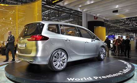 ماشین نقره ای در نمایشگاه اتومبیل ژنو