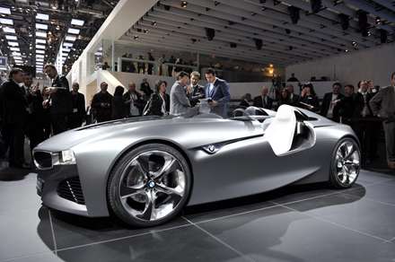 ماشین بی ام و (bmw) نقره ای در نمایشگاه اتومبیل ژنو