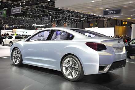 ماشین impreza سفید در نمایشگاه اتومبیل ژنو