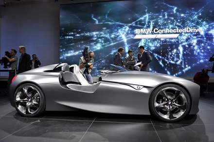 ماشین بی ام و (bmw) نقره ای در نمایشگاه اتومبیل ژنو