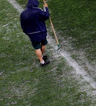 توقف بازی فوتبال به دلیل بارش شدید باران