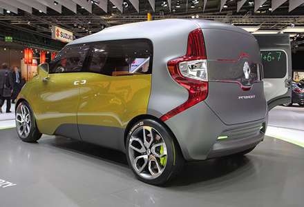 ماشین بزرگ زرد و نقره ای در نمایشگاه بین المللی ماشین فرانکفورت