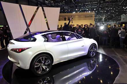 ماشین سفید رنگ  شرکت infiniti در نمایشگاه اتومبیل ژنو