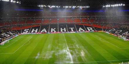 توقف بازی فوتبال به دلیل بارش شدید باران