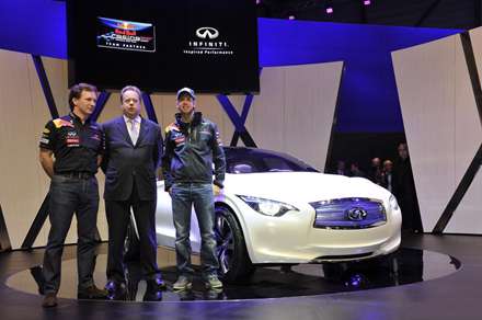 ماشین سفید رنگ  شرکت infiniti در نمایشگاه اتومبیل ژنو