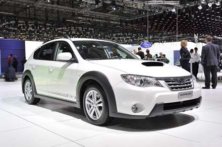 ماشین impreza سفید در نمایشگاه اتومبیل ژنو